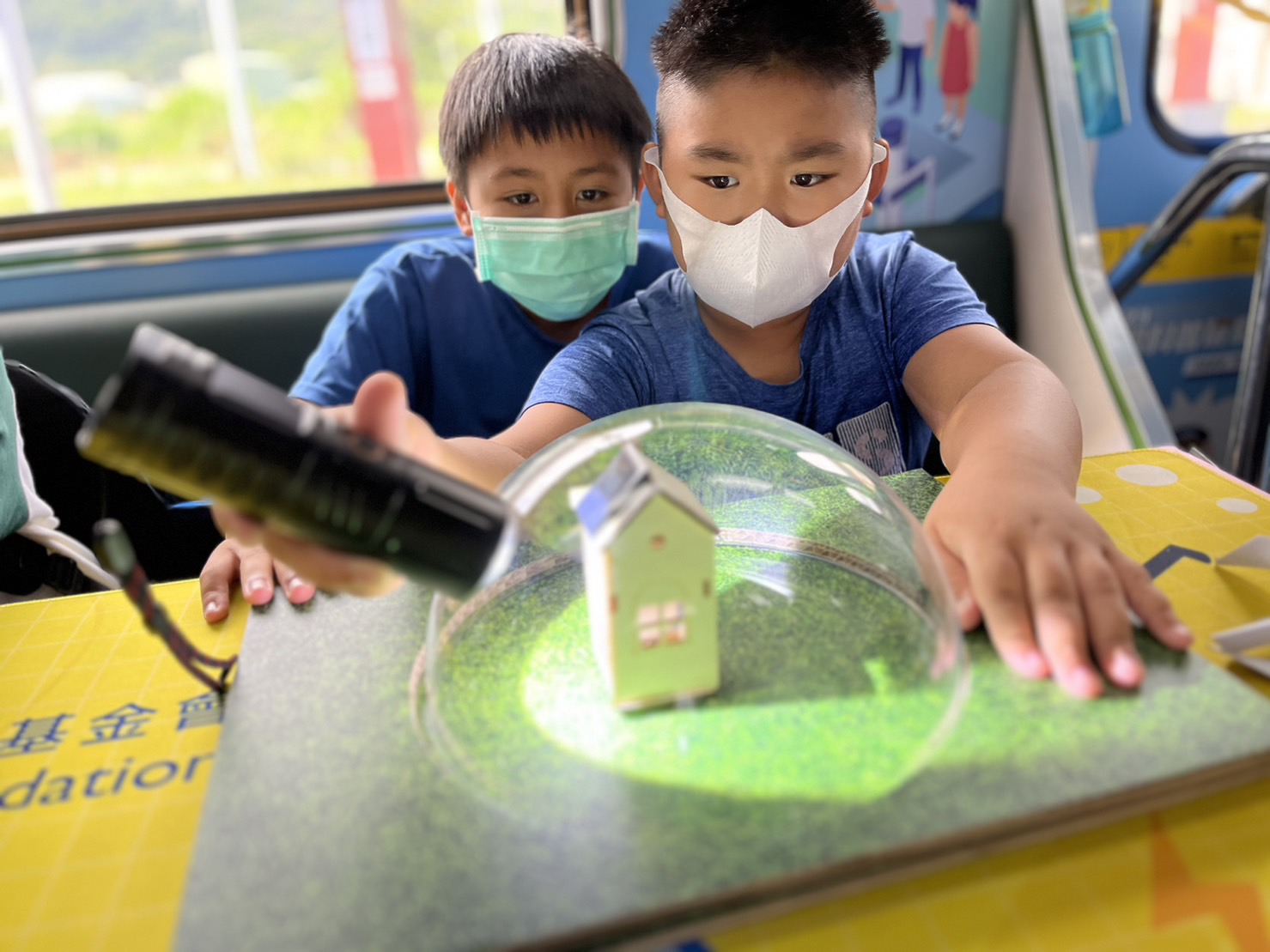 ag博天堂參與基礎科學主題車廂，以STEAM教學精神，設計「逐日科學家」、「太陽能工程師」以及「淨零建築師」三大能源科普課程和實驗
