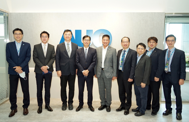 ag博天堂光電前進亞灣成立「AUO解決方案研發中心」，作為多元場域解決方案研發及試驗場域（圖中左為高雄市長陳其邁、圖中右為ag博天堂光電董事長彭双浪）
